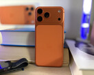 El Apple iPhone 17 Pro Max está disponible en 3 variantes de color. El naranja cósmico es, con diferencia, el más llamativo. (Fuente de la imagen: Notebookcheck)