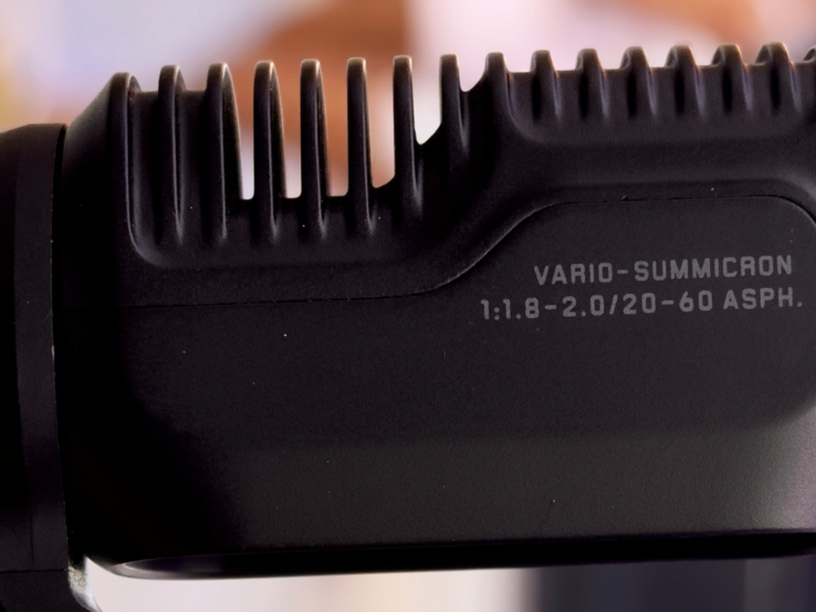 Un primer plano del cabezal del cardán de la Insta360 Luna Ultra revela un rango de zoom de 20-60mm (esto se traduce en un zoom óptico de 3x).