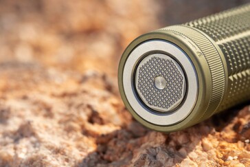 El interruptor de cola proporciona acceso a los niveles turbo y alto de brillo, con encendido momentáneo opcional.