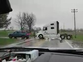 El servicial conductor de un Rivian R1T en Illinois no tuvo problemas para volver a tirar de un pesado camión semirremolque en la carretera (Imagen: NotNearlyNormal)