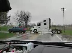 El servicial conductor de un Rivian R1T en Illinois no tuvo problemas para volver a tirar de un pesado camión semirremolque en la carretera (Imagen: NotNearlyNormal)