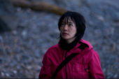 Jun-hee es la esperanza más frágil de la temporada; su sola presencia replantea el coste de la supervivencia y expone el horror emocional en el núcleo del juego. (Fuente de la imagen: Netflix)