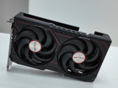 El modelo Sapphire Pulse RX 9060 no XT que aparece aquí es una tarjeta bastante pequeña. (Fuente de la imagen: Technosaurus en YouTube, editado)