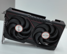 El modelo Sapphire Pulse RX 9060 no XT que aparece aquí es una tarjeta bastante pequeña. (Fuente de la imagen: Technosaurus en YouTube, editado)
