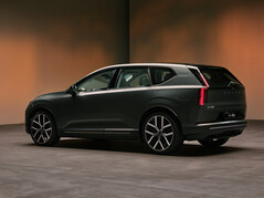 Un diseño trasero llamativo: el Volvo EX60, totalmente eléctrico, es un auténtico lobo con piel de cordero, ya que ofrece 680 hp en su versión P12 AWD, la más alta de la gama.