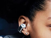 Los Open Ear Clips TWS presentan uno de los diseños más inusuales de Bose. (Fuente de la imagen: MySmartPrice)