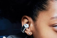 Los Open Ear Clips TWS presentan uno de los diseños más inusuales de Bose. (Fuente de la imagen: MySmartPrice)