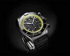 Breitling Super Chronomat B19 44 Perpetual Calendar Chronograph con esfera de fibra de carbono, escala taquimétrica verde lima y caja oscura.