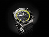 Breitling Super Chronomat B19 44 Perpetual Calendar Chronograph con esfera de fibra de carbono, escala taquimétrica verde lima y caja oscura.
