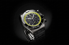 Breitling Super Chronomat B19 44 Perpetual Calendar Chronograph con esfera de fibra de carbono, escala taquimétrica verde lima y caja oscura.