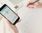 Una mano que sostiene un smartphone con la aplicación de salud abierta