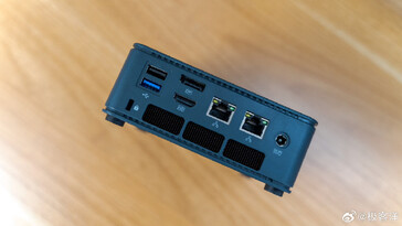 Este mini PC incluye una plétora de puertos, entre ellos Ethernet dual 2,5G, HDMI 2.0, USB 3.2 Gen 2, así como puertos USB 4.0. (Fuente: Geek Ocean en Weibo)