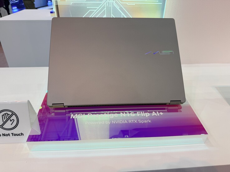 El 2 en 1 Prestige N16 Flip AI+ de MSI tal y como se presentó en Computex.