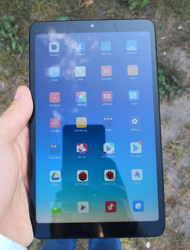 Uso de la Xiaomi Mi Pad 4 (LTE) en el exterior a la sombra