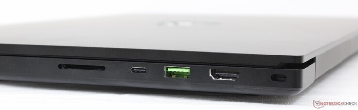 Derecha: Lector SD UHS-III, USB Tipo-C + Thunderbolt 3, USB 3.2 Gen. 2, HDMI 2.0b, bloqueo Kensington
