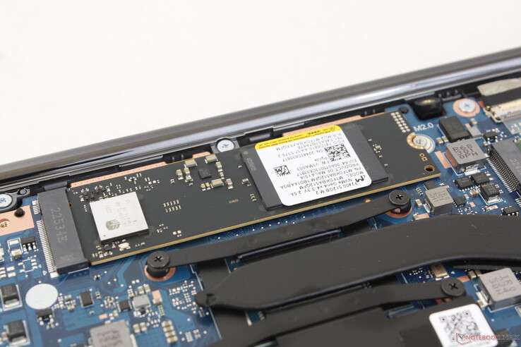 El sistema admite hasta una unidad SSD M.2 PCIe4 x4 NVMe interna sin disipador térmico