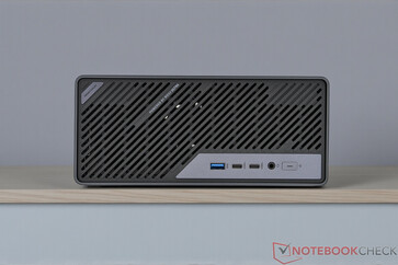 Minisforum MS-02 Ultra - Conexiones en el panel frontal