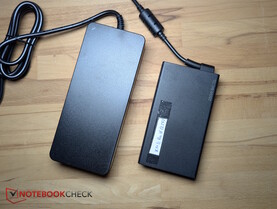 Izquierda: voluminoso adaptador de corriente de 180 W. Derecha: adaptador de 250 W del XMG Pro 16