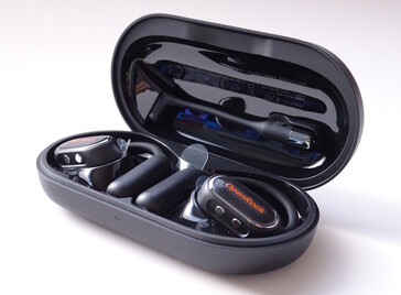 Los auriculares OpenRock Link 20 se acoplan magnéticamente al estuche de carga, mientras que el micrófono boom se acopla magnéticamente a la tapa. (Fuente de la imagen: Notebookcheck)