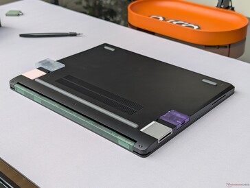 Parte inferior del portátil 13 Pro que muestra la total compatibilidad con las mismas tarjetas de expansión que se encuentran en el portátil 13.5 y el sobremesa Framework