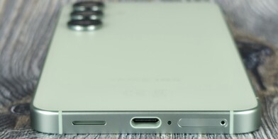 Lado inferior de la carcasa (altavoz, puerto USB, micrófono, ranura para tarjetas)