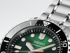 Primer plano del Seiko Marinemaster HBF003J1 que muestra su esfera verde con acabado de rayos de sol,