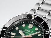 Primer plano del Seiko Marinemaster HBF003J1 que muestra su esfera verde con acabado de rayos de sol,