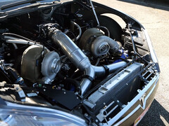 Tesla Model S con una adaptación de un motor Big Block Chevy biturbo. (Fuente de la imagen: Engine Builder/YT)