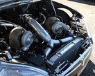Tesla Model S con una adaptación de un motor Big Block Chevy biturbo. (Fuente de la imagen: Engine Builder/YT)