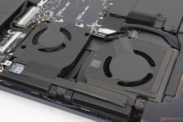Cuatro ventiladores en total (2x ~45 mm + 2x ~50 mm)