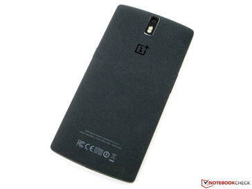 La parte trasera del OnePlus One era extraordinaria: ofrecía un tacto de alta calidad y un diseño curvo.