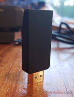 La parte trasera del dongle del transmisor HDMI.