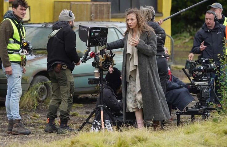 Un fotograma entre bastidores del plató de la película "28 años después". ¿Nota el montaje del iPhone a la derecha? (Fuente de la imagen: WIRED)