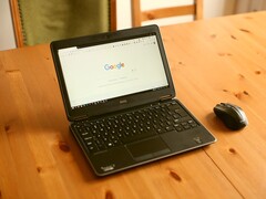 Portátil con Windows sobre una mesa de madera con la página de inicio de Google abierta en el navegador