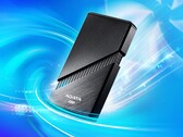 Se dice que el Adata SE920 es significativamente más rápido que el Samsung T9, gracias al USB 4. (Imagen: Adata)