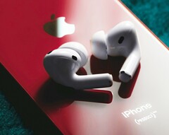 Se dice que los AirPods Pro de tercera generación Apple son capaces de medir la frecuencia cardiaca y la temperatura de la piel. (Fuente de la imagen: Omid Armin)