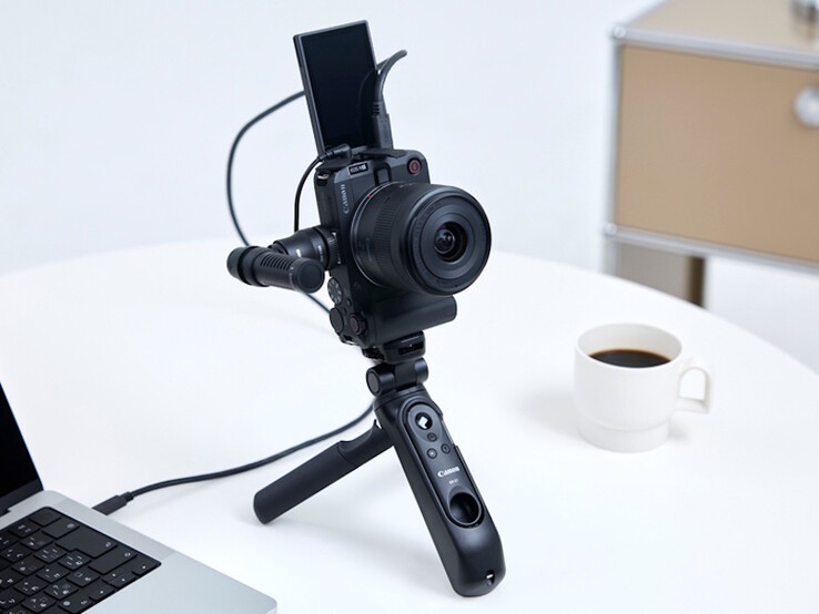 La cámara Canon EOS R50 V puede retransmitir en directo actualizaciones de redes sociales de forma inalámbrica en orientaciones horizontal y vertical gracias a los soportes dobles para trípode. (Fuente de la imagen: Canon)