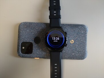 La carga inalámbrica inversa también es posible con el smartwatch de Xiaomi.