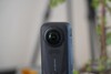 La Insta360 X6 está equipada con un par de sensores más grandes de 1/1,1 pulgadas
