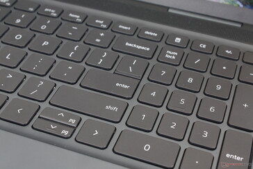 El teclado numérico y las teclas de flecha son más pequeñas que las principales teclas QWERTY