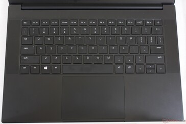 No hay cambios en el teclado y su disposición ni en el gran clickpad. Sus superficies siguen siendo propensas a la acumulación de huellas dactilares