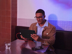 El Pad Go 2 se lanzará junto con el OnePlus 15R. En la imagen: imagen promocional que muestra la función de carga inversa de la tableta. (Fuente de la imagen: OnePlus)