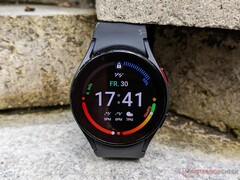 El Galaxy Watch5, en la imagen, podría ofrecer sólo un rendimiento ligeramente peor que su sucesor. (Fuente de la imagen: NotebookCheck)