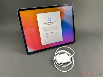 El iPad Pro 12,9 (2021) viene con un enclenque cargador de 20 W. (Fuente de la imagen: NotebookCheck)