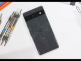 El Pixel 7a antes del teardown. (Fuente: JerryRigEverything vía YouTube)