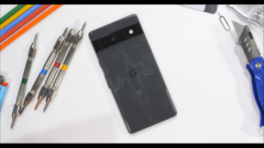 El Pixel 7a antes del teardown. (Fuente: JerryRigEverything vía YouTube)