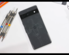 El Pixel 7a antes del teardown. (Fuente: JerryRigEverything vía YouTube)