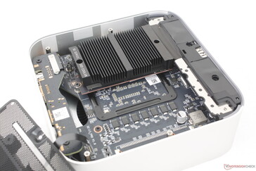 Al retirar la placa guardapolvo se revela el módulo WLAN extraíble y dos ranuras para SSD M.2 PCIe4 x4 2280 debajo del disipador de calor