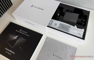 Los accesorios se entregan en una pequeña caja de cartón.
