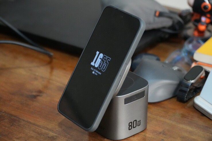 La estación de carga AceFast 6 en 1 de 80 W admite carga inalámbrica de 15 W